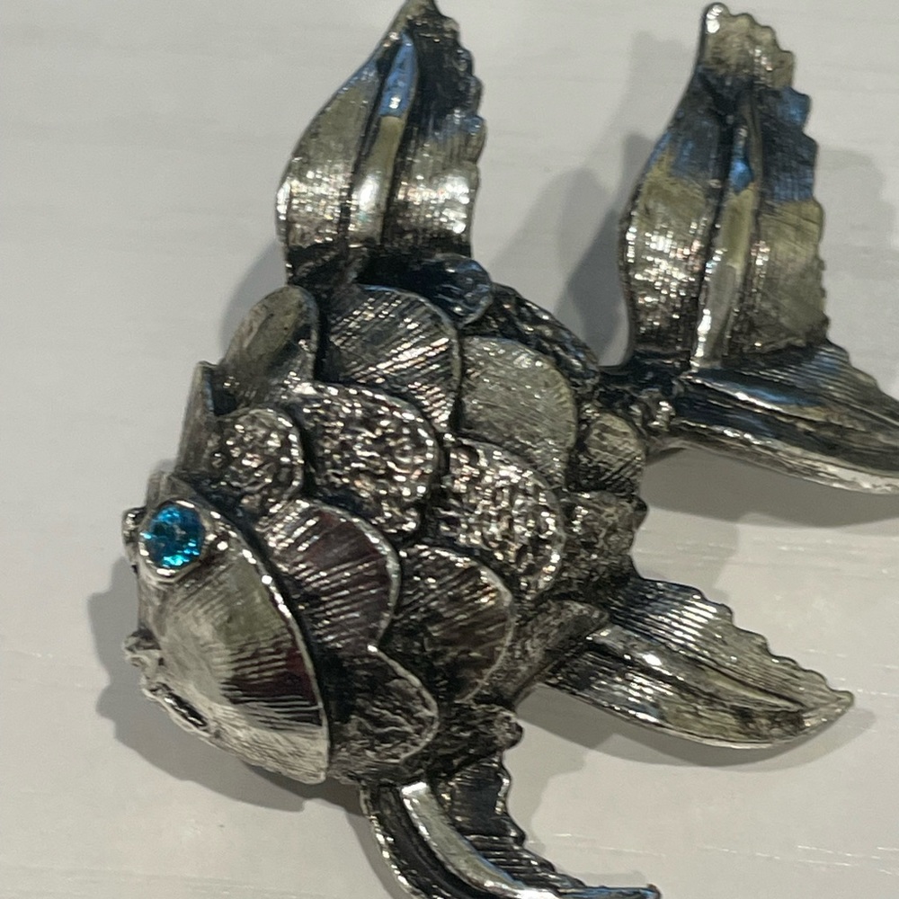 Vintage blue rhinestone eye silver tone fish w scales brooch pin jewelry ocean - Picture 2 of 6